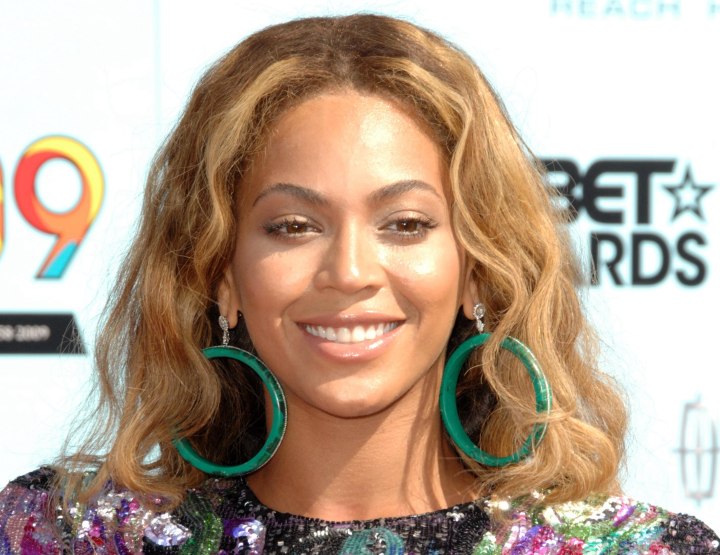 Beyonce wearring hoop earrings
