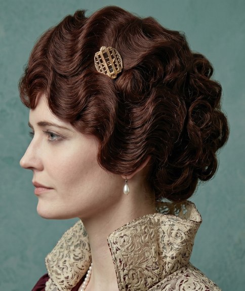 Coiffure relevée de 1914 avec boucles et ondulations