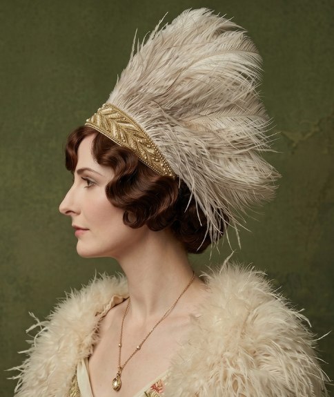Coiffure des années 1910 avec ondulations au doigt et plumes d’autruche