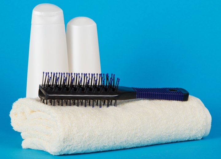 Shampooing, brosse à cheveux et serviette