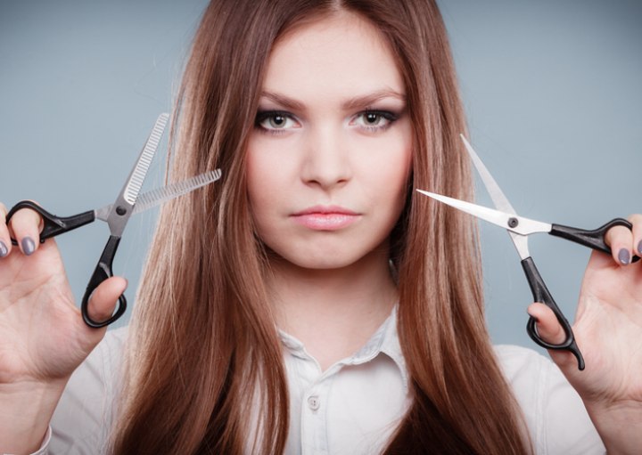 Coiffeuse avec des ciseaux qui semble menaçante