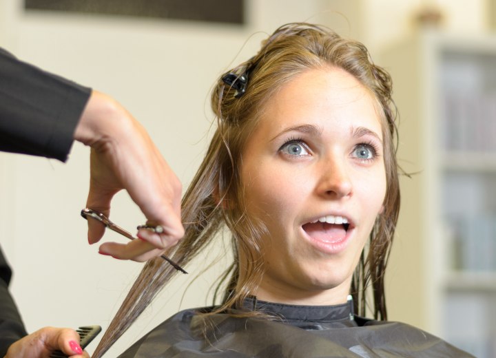 Femme qui se fait couper tous ses longs cheveux