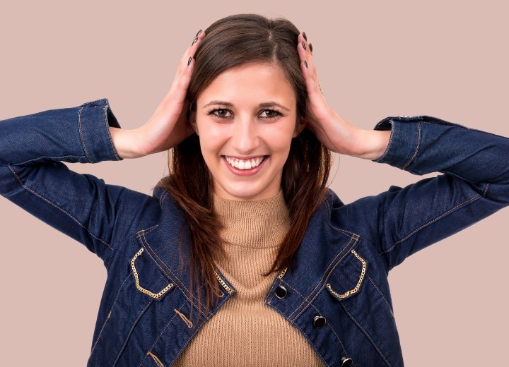 Femme avant sa nouvelle coupe de cheveux