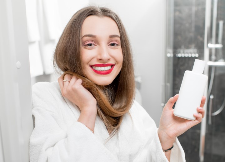 Femme avec une bouteille de shampoing