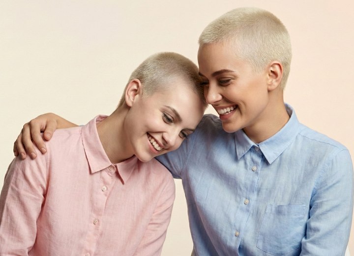 Femmes portant leurs cheveux tr&egrave;s courts avec une d&eacute;coloration