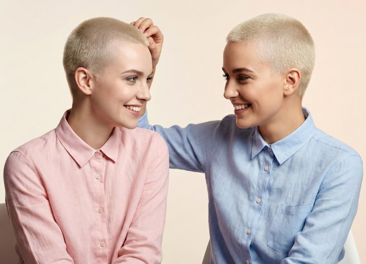 Femmes avec une coupe tondeuse tr&egrave;s courte et cheveux d&eacute;color&eacute;s