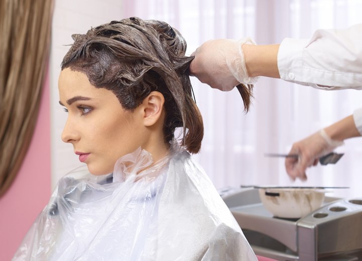 Femme dans un salon de coiffure