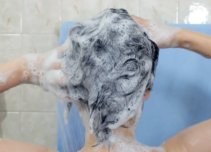 Femme en train de se shampouiner les cheveux