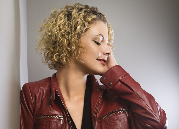 Coupe courte avec des boucles pour les femmes de petite taille