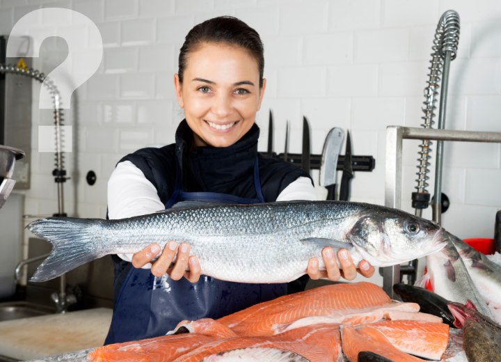Femme vendant du poisson bon pour la sant&eacute;