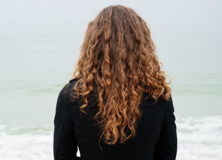 Cheveux longs avec des boucles en tire-bouchon