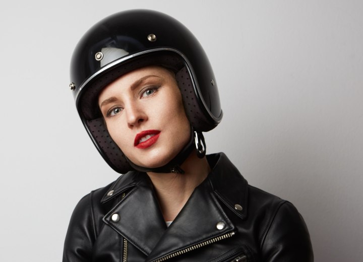 Fille portant un casque de moto