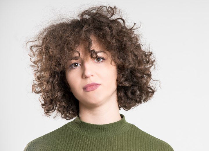 Cheveux bouclés avec du volume