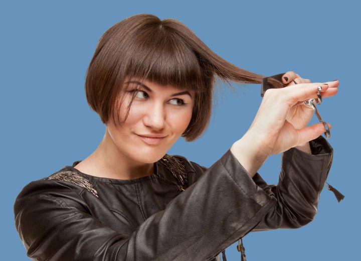 Femme qui se coupe les cheveux