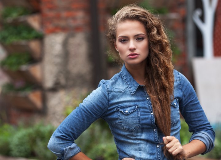 Femme avec des extensions de cheveux longues