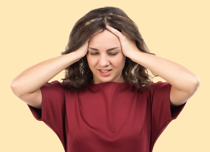 Femme stressée et souffrant de pellicules