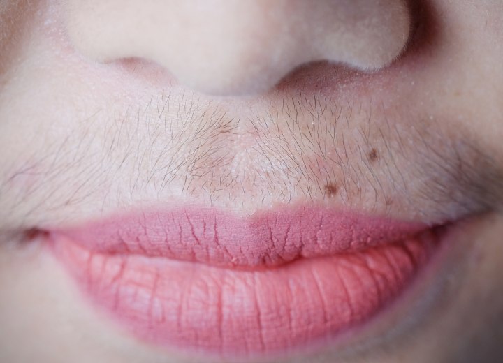 Fille avec une moustache