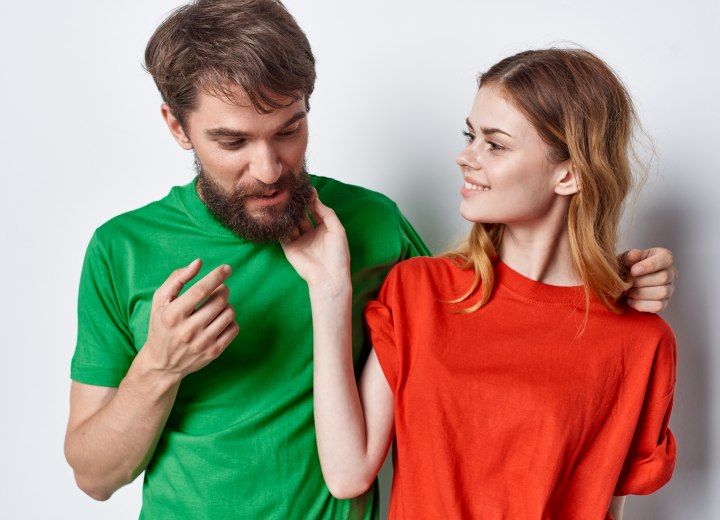 Homme avec une barbe et sa petite amie