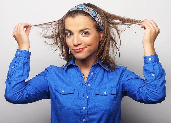 Jeune femme aux cheveux fins