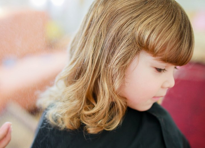 Petite fille avec des boucles