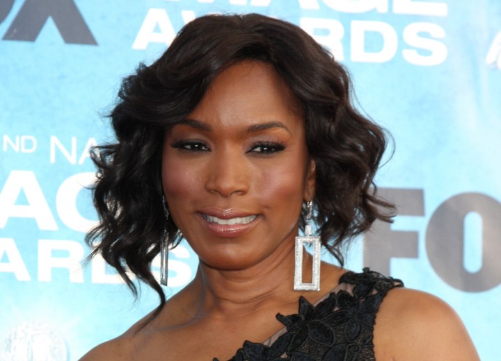 Angela Bassett avec les cheveux courts