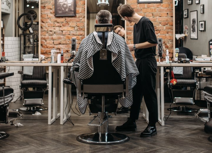 Barbier qui coupe également les cheveux des femmes