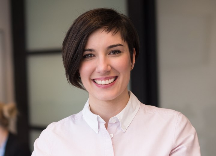 Femme portant un chemisier et une coiffure courte