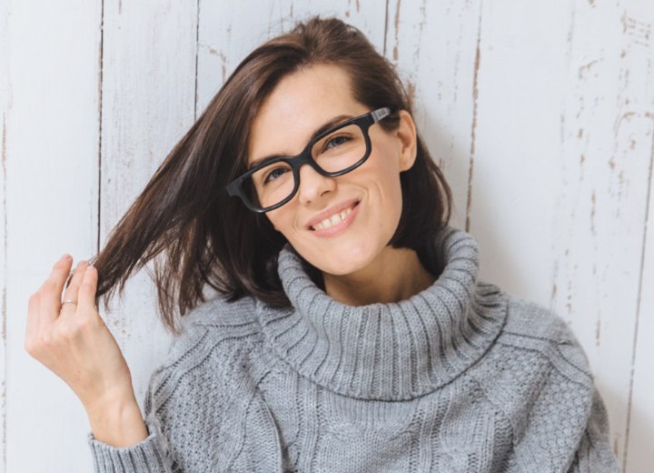 Femme aux cheveux bruns qui porte des lunettes