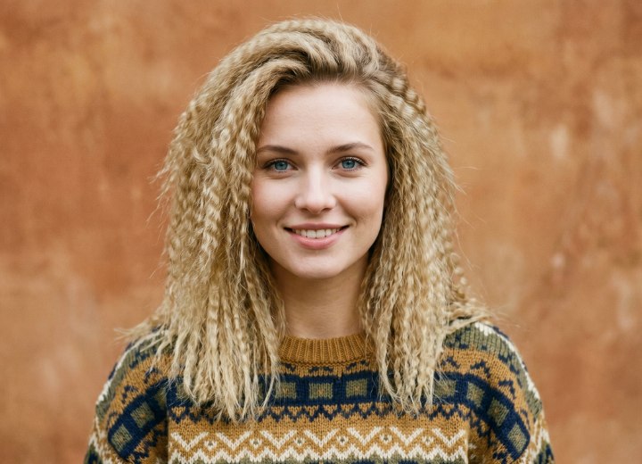 Style des années 1990 aux cheveux gaufrés