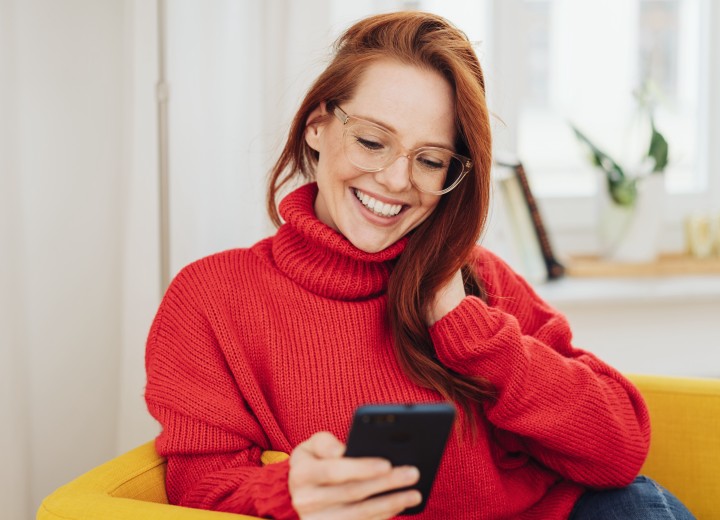 Femme aux cheveux longs portant un col roulé