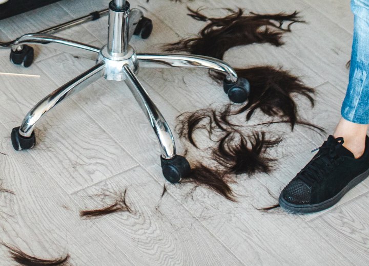 Des cheveux sur le sol du salon de coiffure