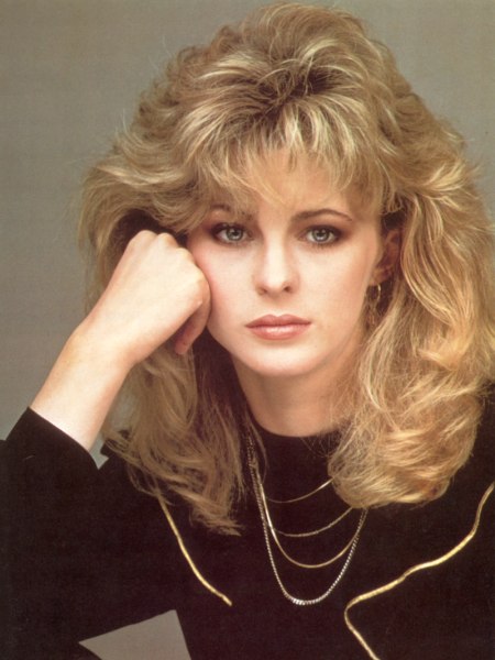 Coupe longue romantique années 80