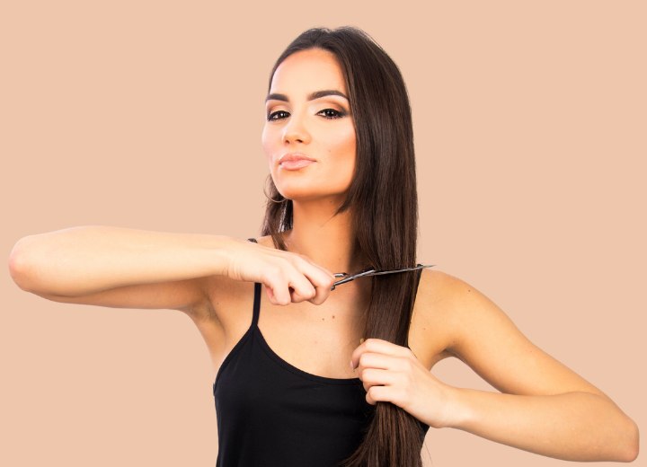 Femme qui coupe elle-même ses longs cheveux