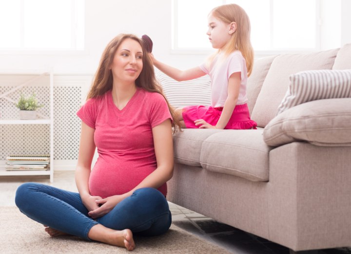 Femme enceinte aux cheveux longs