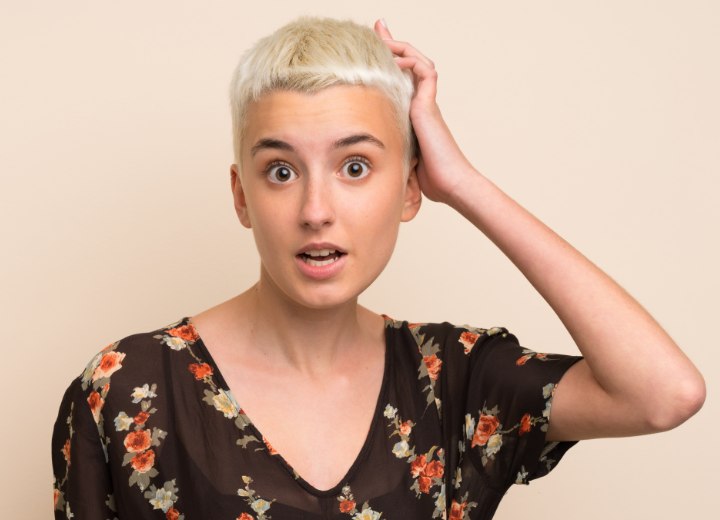 Femme avec une nouvelle coupe de cheveux très courte