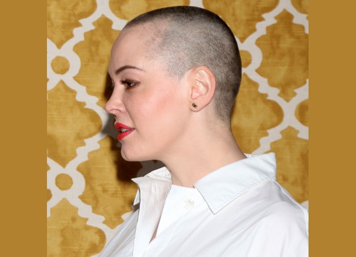 Rose McGowan avec la tête rasée