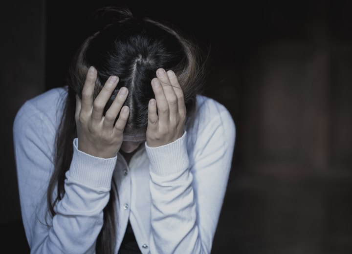 Adolescente avec des cheveux gris