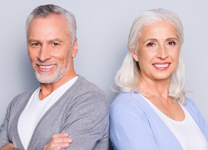 Couple aux cheveux gris