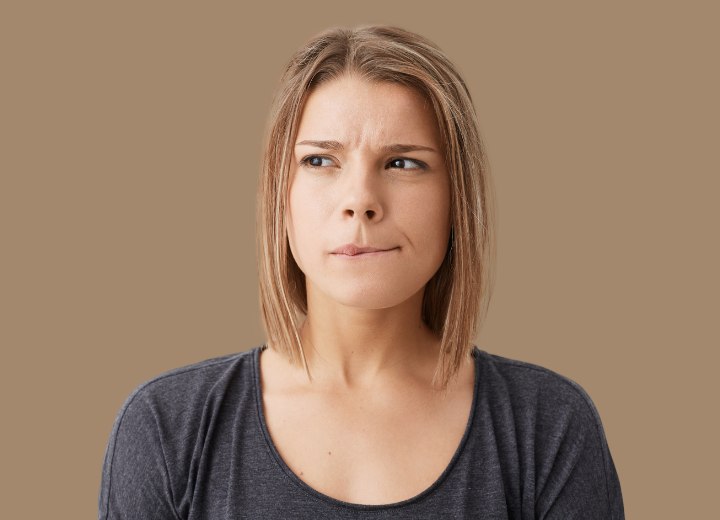 Femme inquite d'une croissance anormale des cheveux