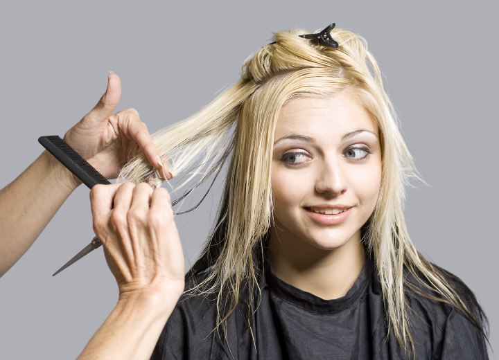 Fille qui a peur de se faire couper les cheveux