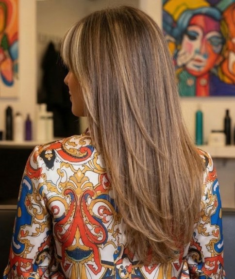 Coiffure longue avec d&eacute;grad&eacute; et frange rideau