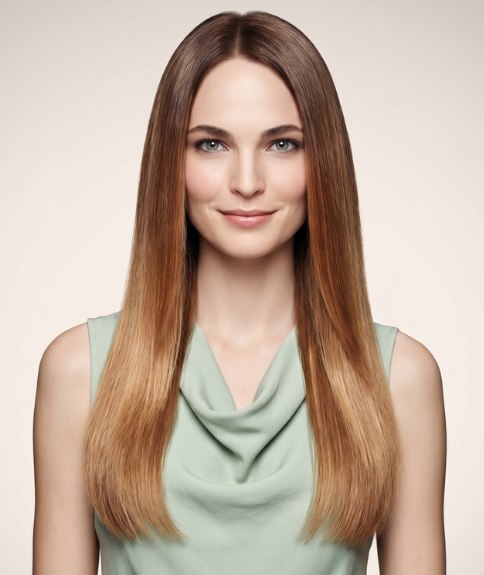 Cheveux longs et lisses avec une raie au milieu