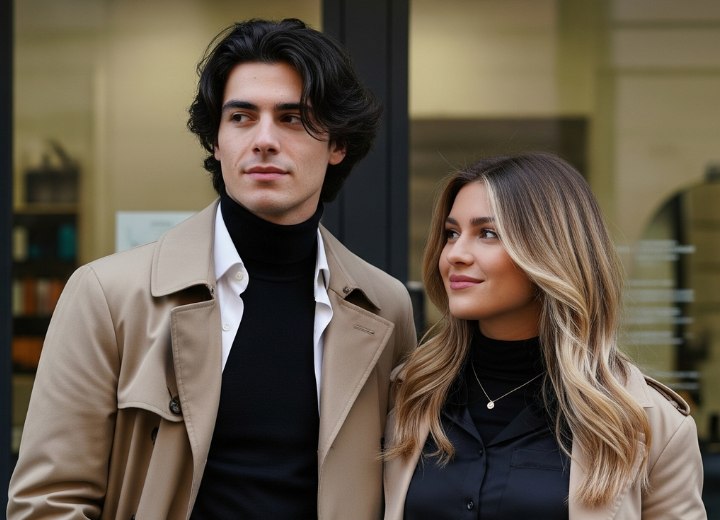 Un couple, un homme et une femme, avec de nouvelles coiffures longues