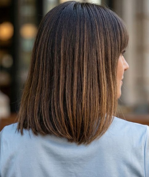 Coiffure mi-longue avec mouvement naturel