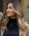 Cheveux longs blond miel avec des ondulations