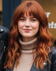 Cheveux longs, roux et ondulés