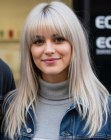 Cheveux longs et lisses blond platine