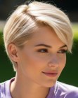 Cheveux courts blond platine