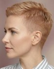 Coiffure avec c&ocirc;t&eacute;s et arri&egrave;re ras&eacute;s