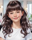 Coiffure avec boucles et frange droite
